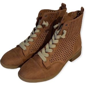 Report tan lace up boots size 9.5 like NEW